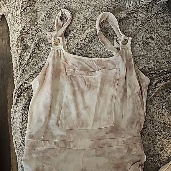 Romper/Overalls - Picture 2 of 8